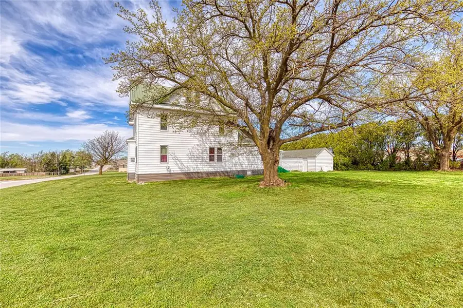 521 S Evans Avenue, Leedey, OK 73654 - #3