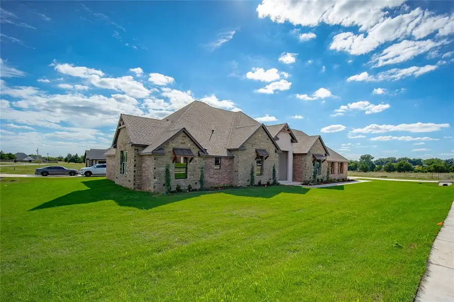 140 W Lynn Drive, Mustang, OK 73064 - #2