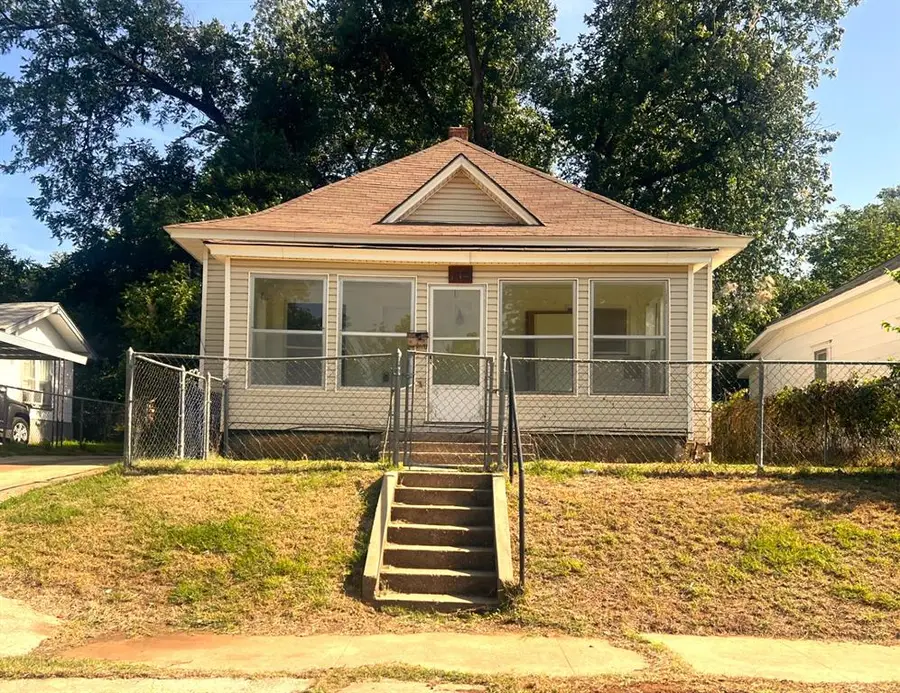 1112 W Dakota Avenue, Chickasha, OK 73018 - #2