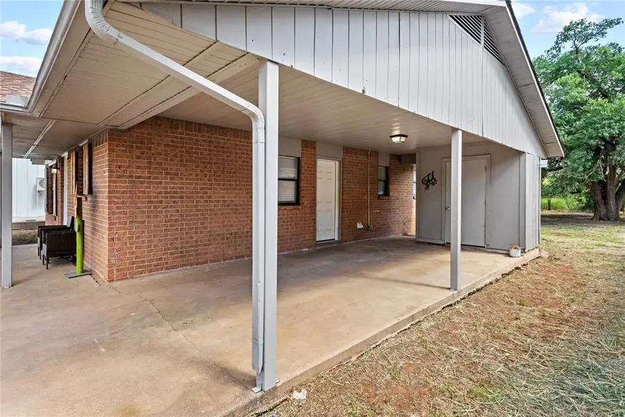 522 E Clark Avenue, Weatherford, OK 73096 - #3