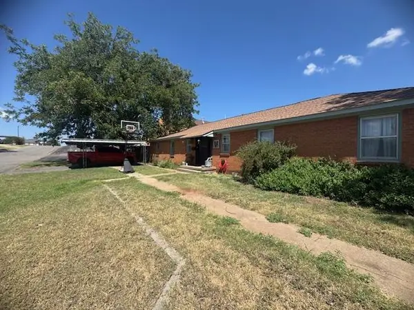 111 E Locust Avenue, Sayre, OK 73662