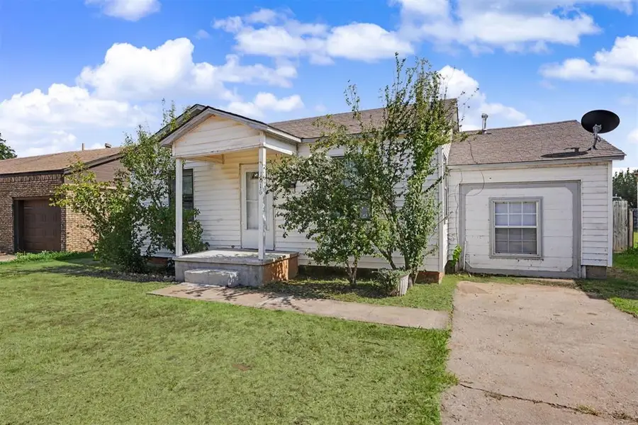1016 E Liveoak Street, Altus, OK 73521 - #2