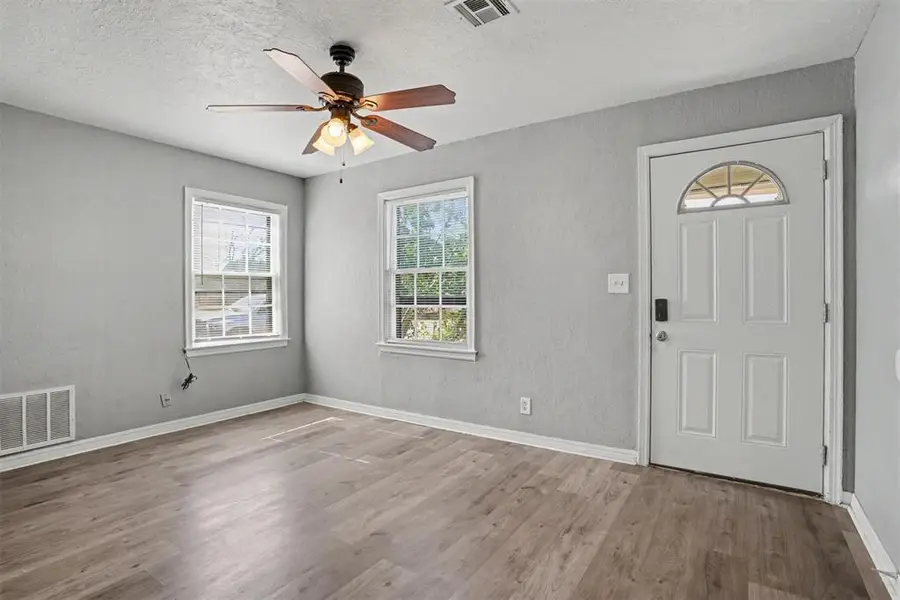 1016 E Liveoak Street, Altus, OK 73521 - #3