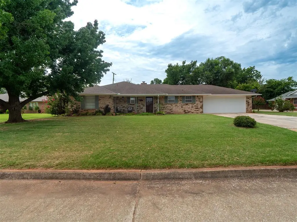 207 E Chicago Street, Shawnee, OK 74804 - #1