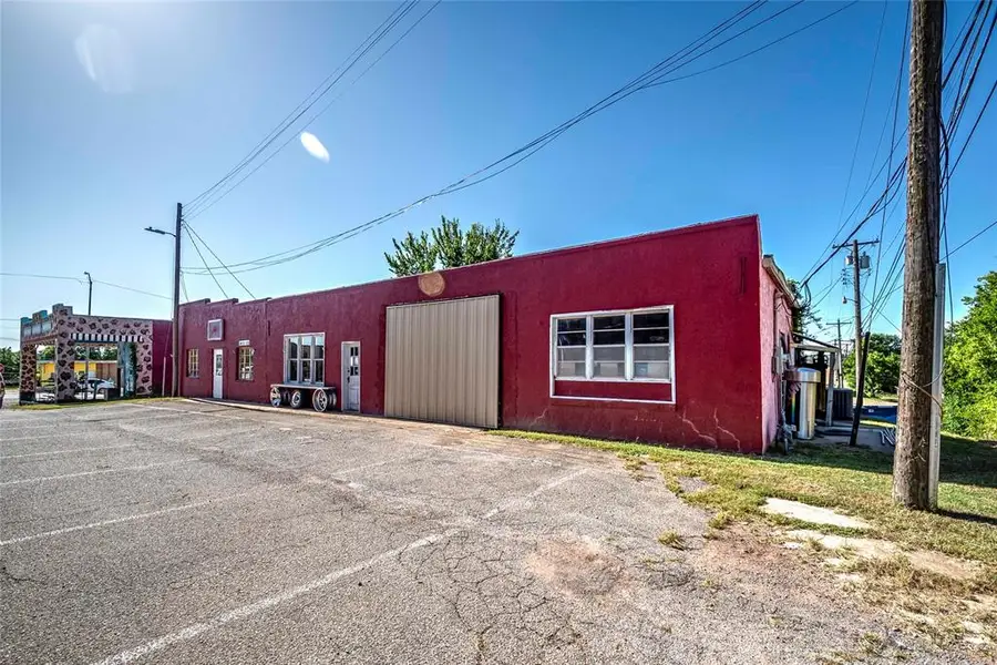109 W 11th Street, Chandler, OK 74834 - #2