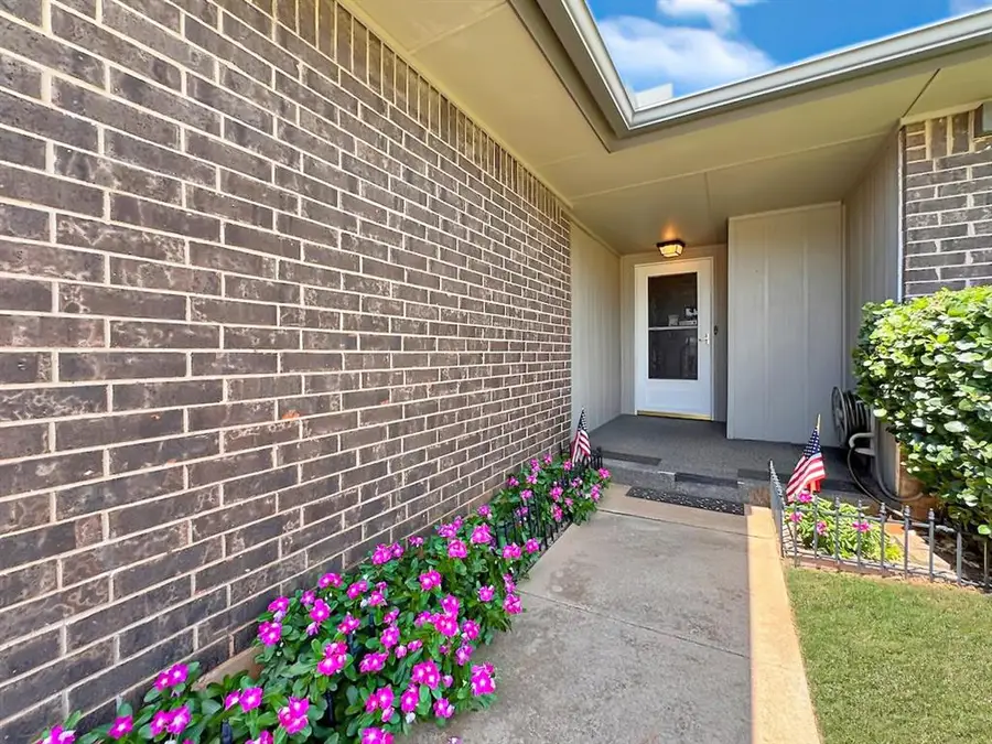 1049 NW 25th Street, Moore, OK 73160 - #2