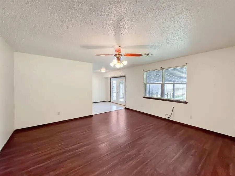 1049 NW 25th Street, Moore, OK 73160 - #3
