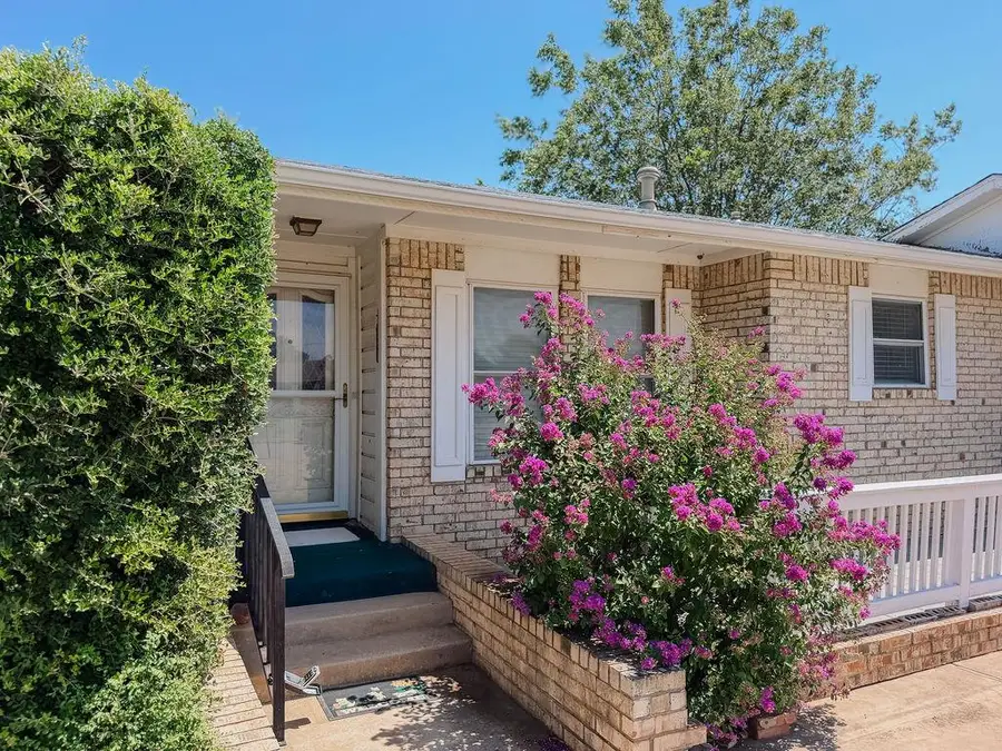 705 N Stanley Street, Hinton, OK 73047 - #2