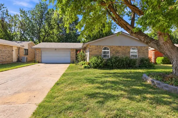 602 Annawood Drive, Yukon, OK 73099