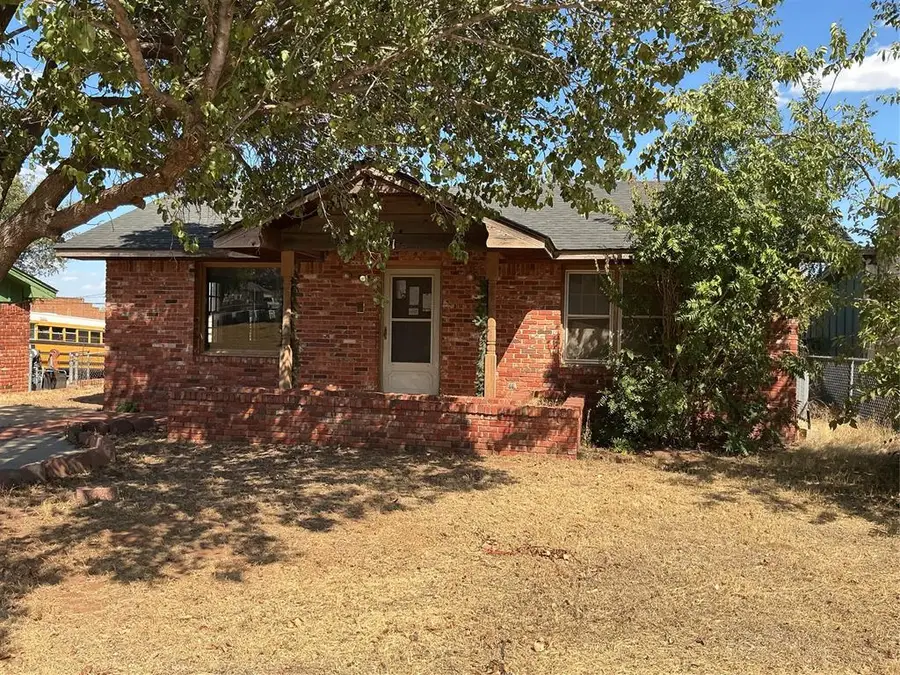 631 N 4th, Clinton, OK 73601 - #2