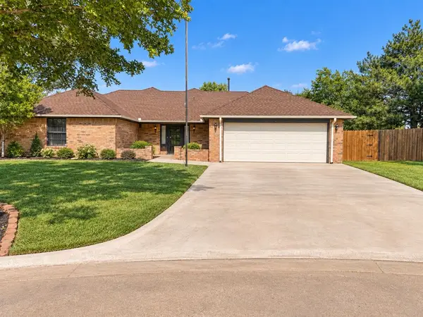 2515 Thomas Circle, Clinton, OK 73601