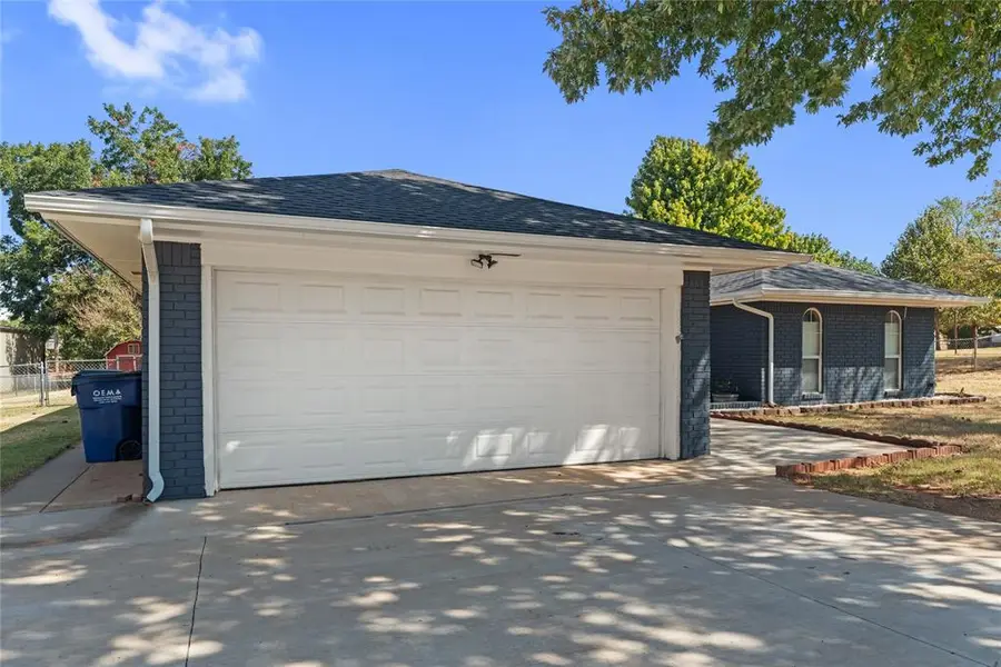1821 W Cedar Ridge Drive, Mustang, OK 73064 - #2