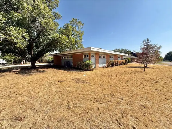 401 Lakeside Drive, Altus, OK 73521