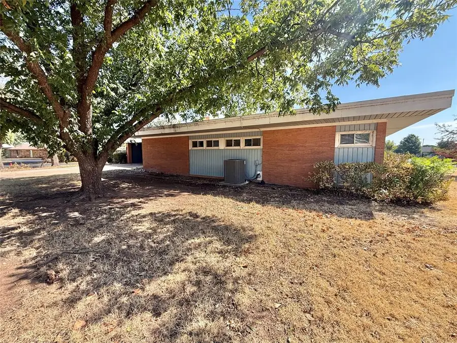 401 Lakeside Drive, Altus, OK 73521 - #2