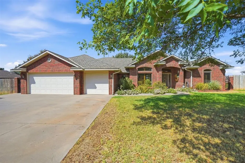 2309 N Sunset Drive, Clinton, OK 73601 - #1