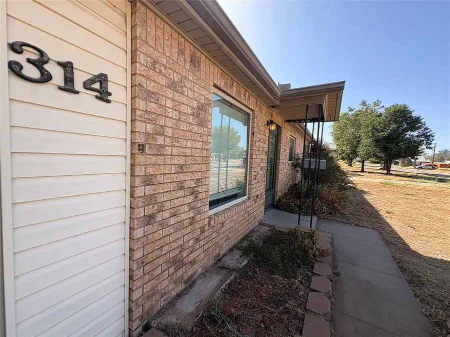 314 N 4th Avenue, Fairview, OK 73737 - #2