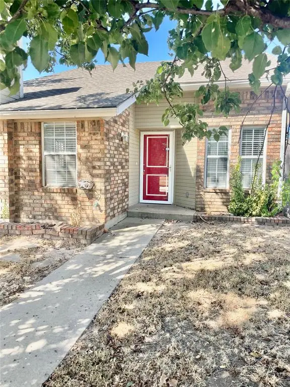 2137 Goodrich Drive, Moore, OK 73170
