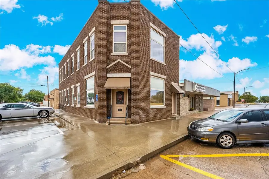 201 N Noble Avenue, Watonga, OK 73772 - #2