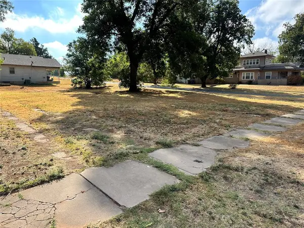 627 S 8th Street, Chickasha, OK 73018