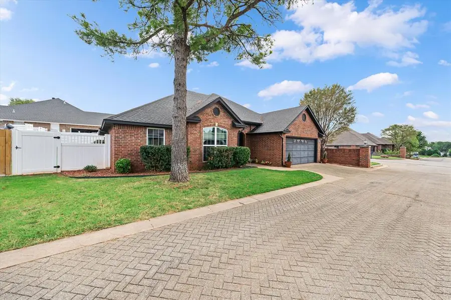 1422 N Canyon Way, Guthrie, OK 73044 - #2