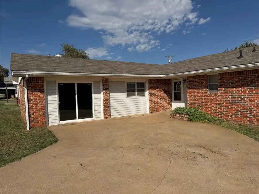 202 S Locust Street, Seiling, OK 73663 - #2