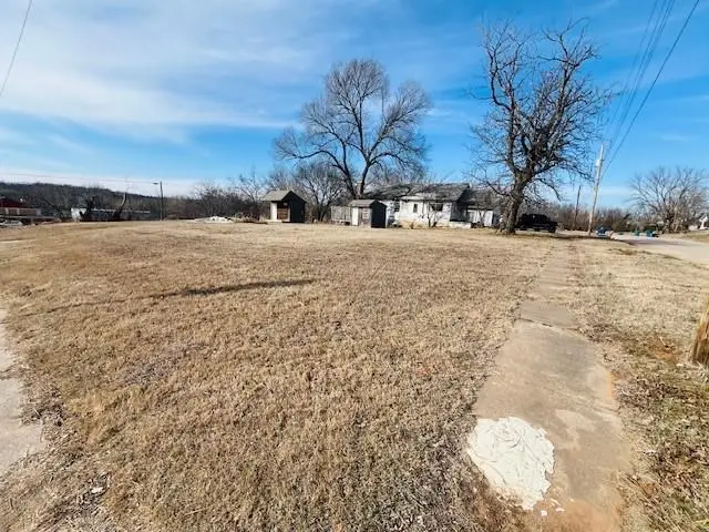 120 E Chicago Avenue, Yale, OK 74085 - #3