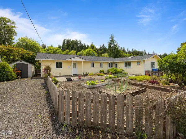 560 SW Siletz River Dr, Siletz, OR 97380