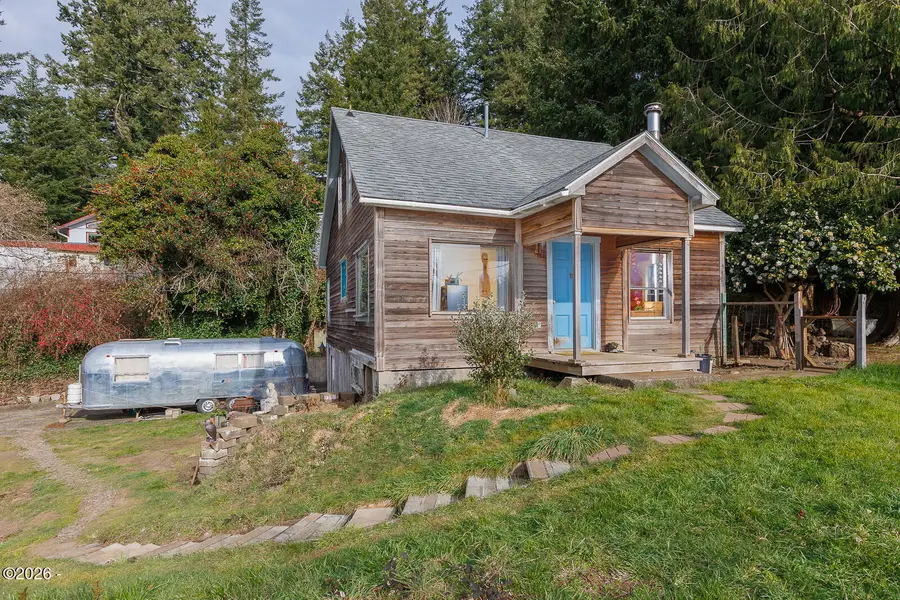 254 NE 3rd, Toledo, OR 97391 - #2