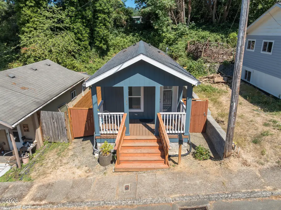 122 NE 10th, Toledo, OR 97391 - #2