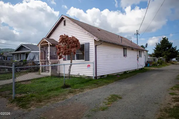 338 N 9th, Reedsport, OR 97467