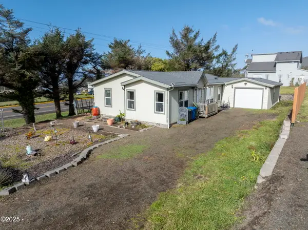 25 8th, Yachats, OR 97498