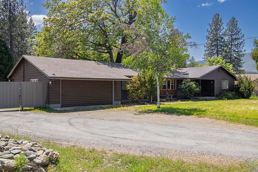 349 Caves, Cave Junction, OR 97523 BHGRE