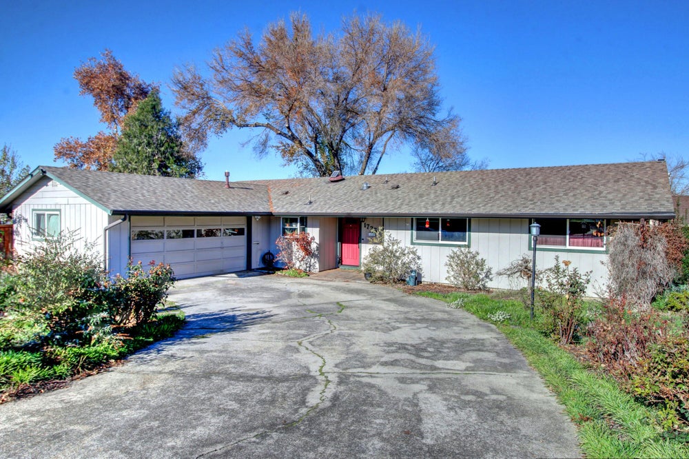 1725 Grand Avenue, Medford, OR 97504 BHGRE