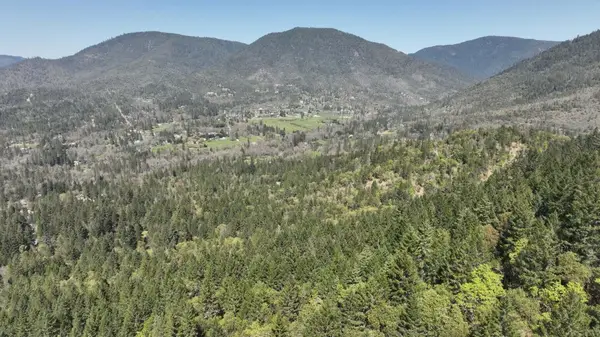 490 Surrey Drive, Grants Pass, OR 97526