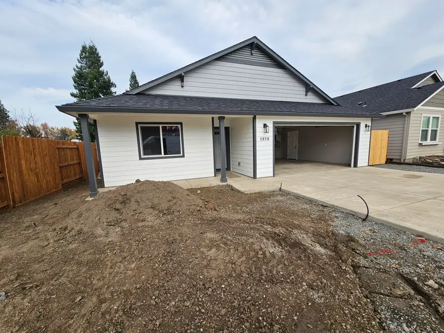 1858 Ingram, Medford, OR 97501 - Image #3