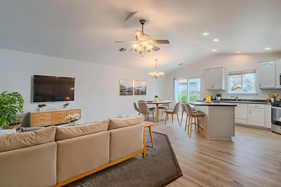 317 Jeanette, Medford, OR 97501 - Image #2