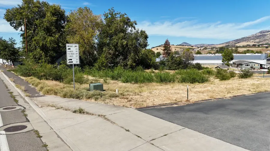 311 S Pacific, Talent, OR 97540 - Image #2