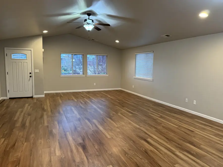 912 Stonewater, Eagle Point, OR 97524 - Image #3