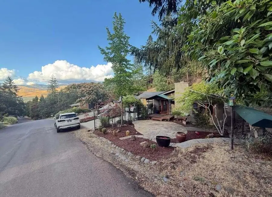 802 Beach, Ashland, OR 97520 - Image #3