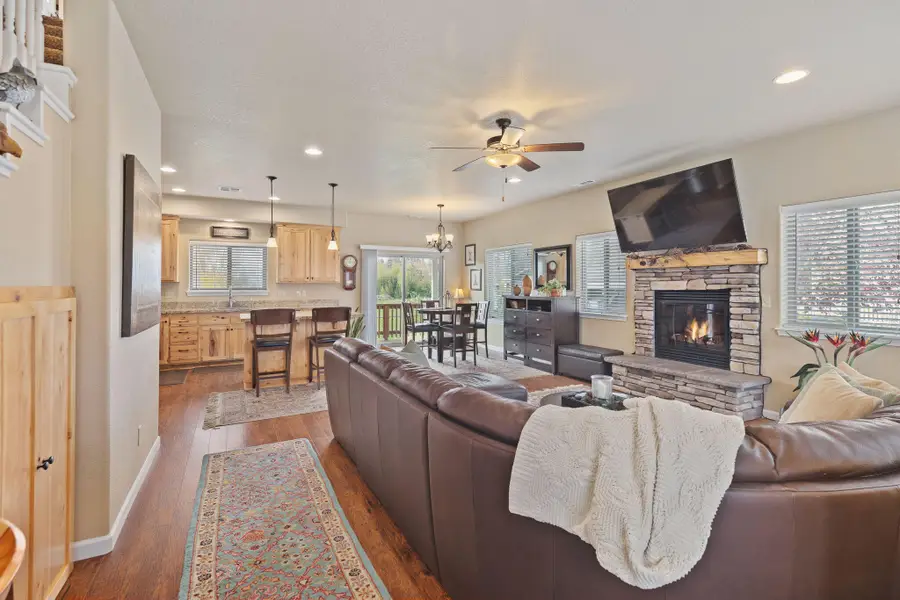 356 SW Bayou, Grants Pass, OR 97526 - Image #3