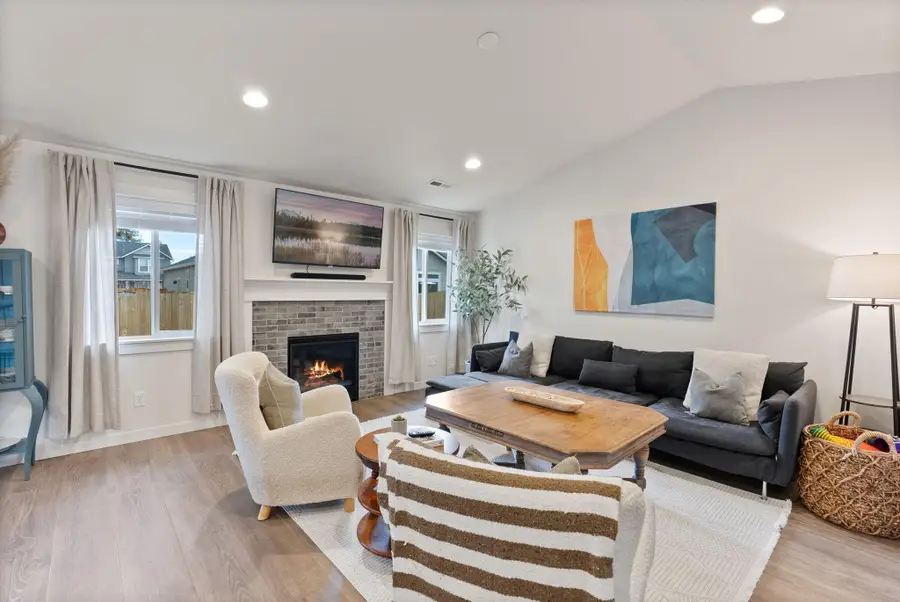 632 N Reed, Sisters, OR 97759 - Image #3