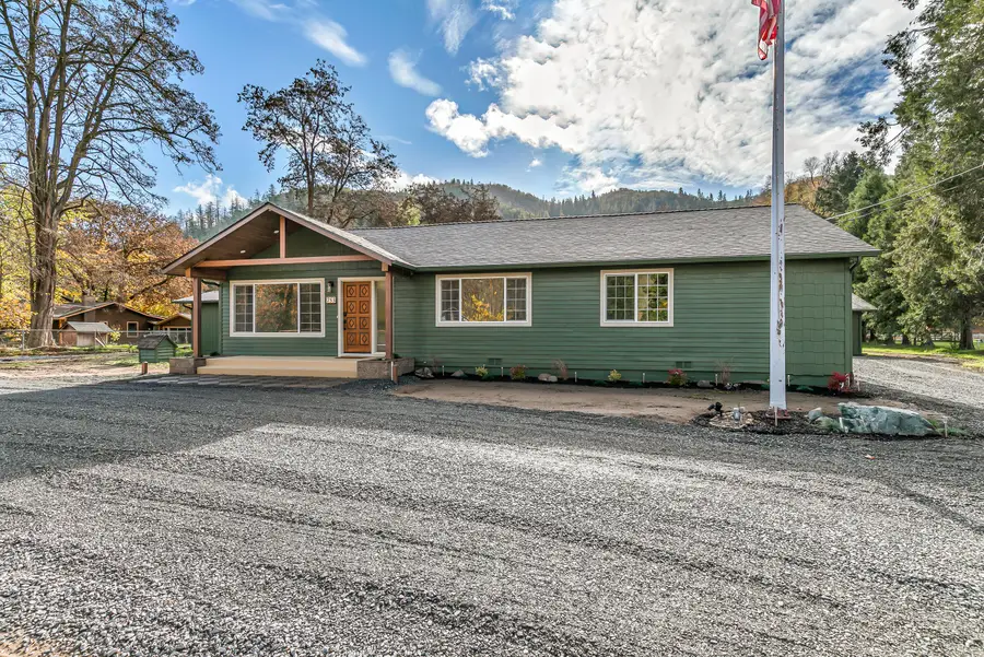 753 Rogue River, Gold Hill, OR 97525 - Image #2
