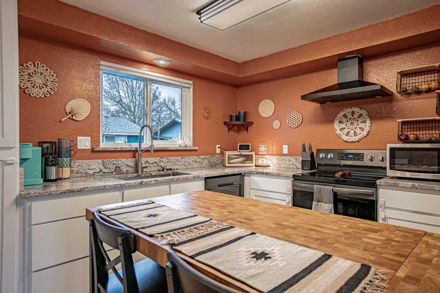 715 Ash, Central Point, OR 97502 - Image #3