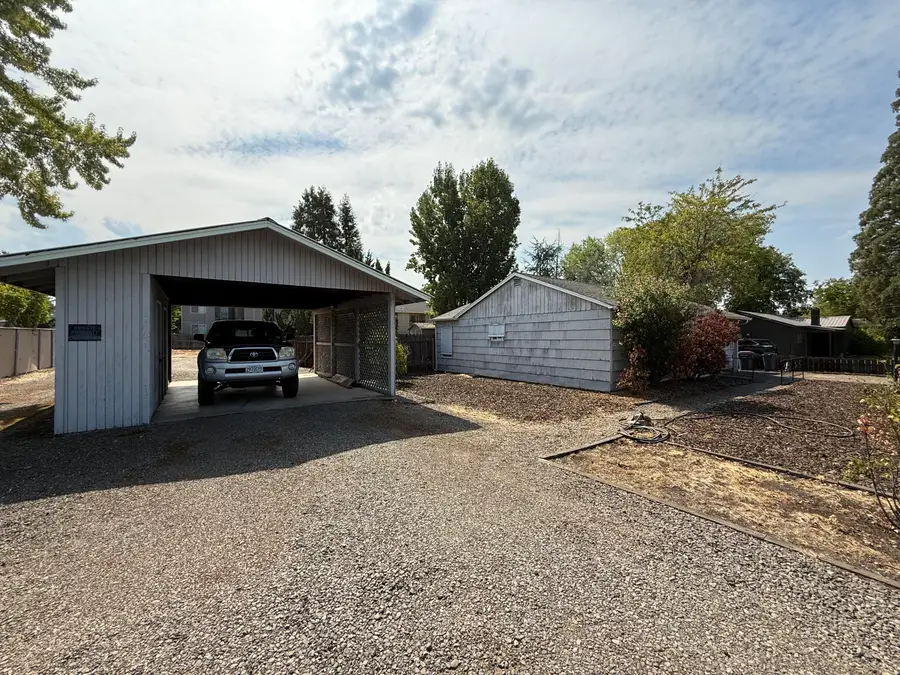 2076 Roberts, Medford, OR 97504 - Image #2