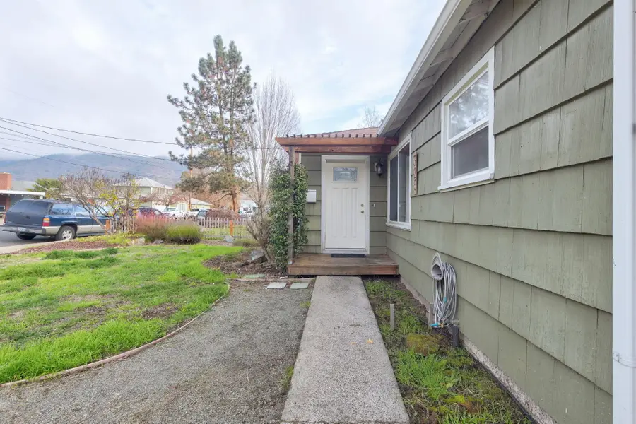 325 NE B, Grants Pass, OR 97526 - Image #2