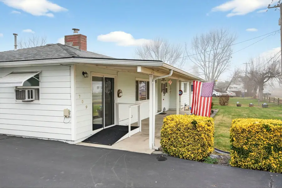 709 Lawnsdale, Medford, OR 97504 - Image #3