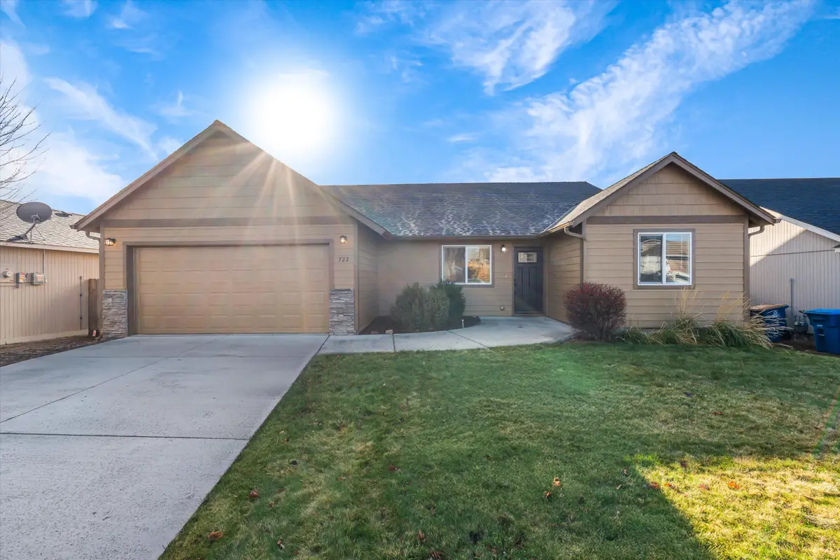 722 NE Redwood Avenue, Redmond, OR 97756 - Image #1