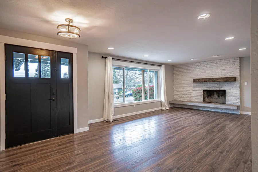 1916 Inverness, Medford, OR 97504 - Image #2