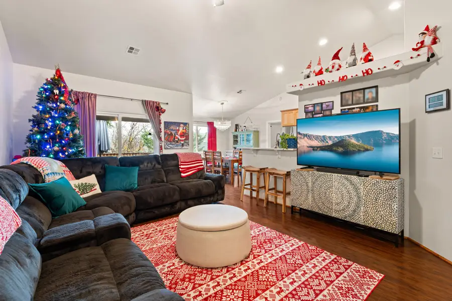 545 N Heights, Eagle Point, OR 97524 - Image #3