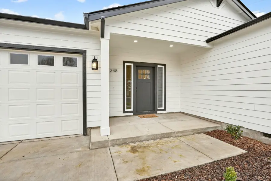 348 Cascade, Central Point, OR 97502 - Image #2